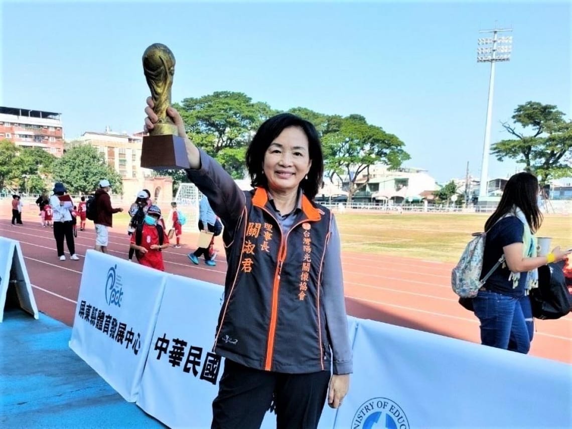 得到失智症,就像一台車掉下懸崖…失智機率高常人3成,她65歲面對恐懼再創業,珍惜每一天