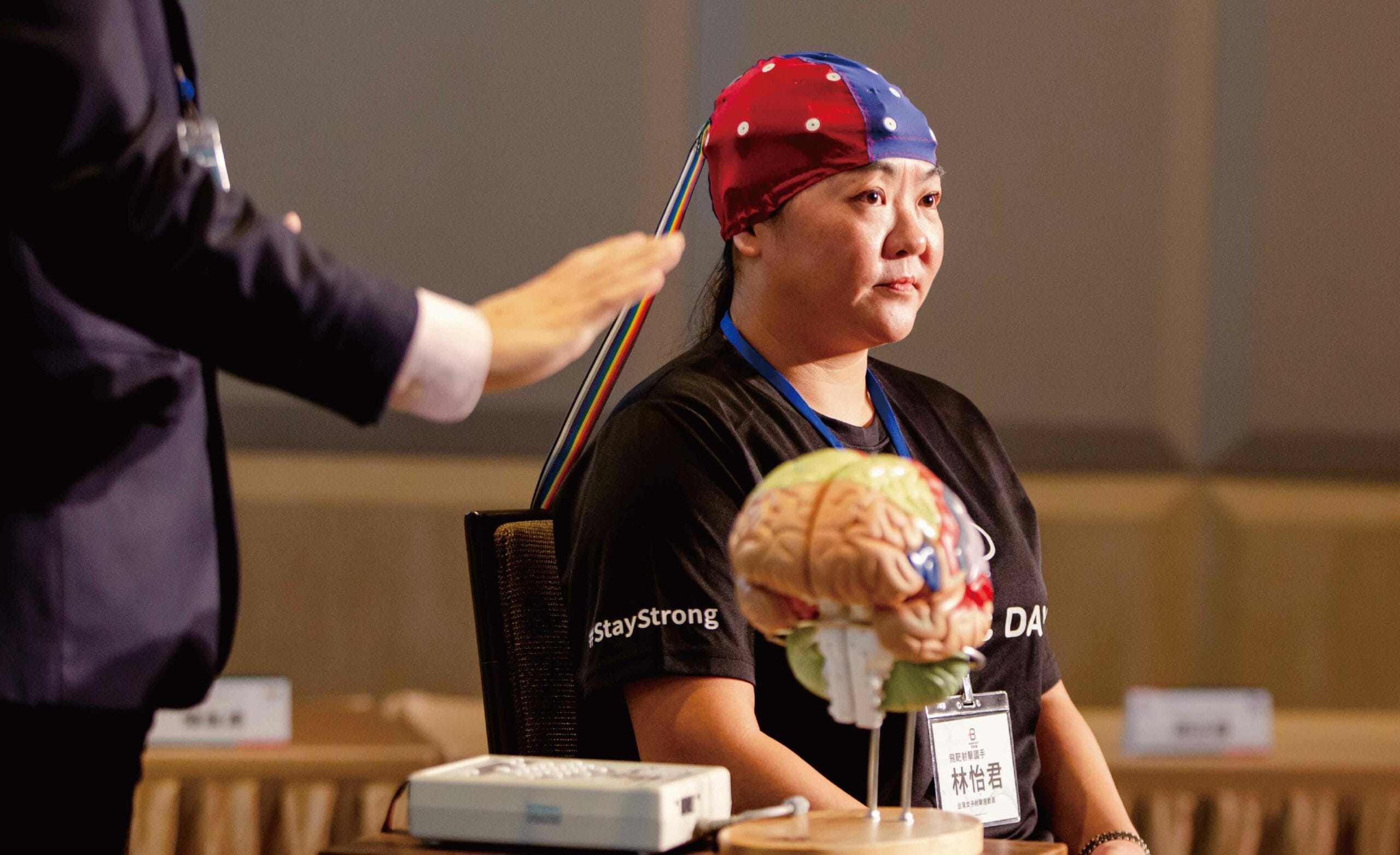 菁英訓練-女子射擊國手林怡君_林怡君在易思腦記者會穿戴腦波帽示範